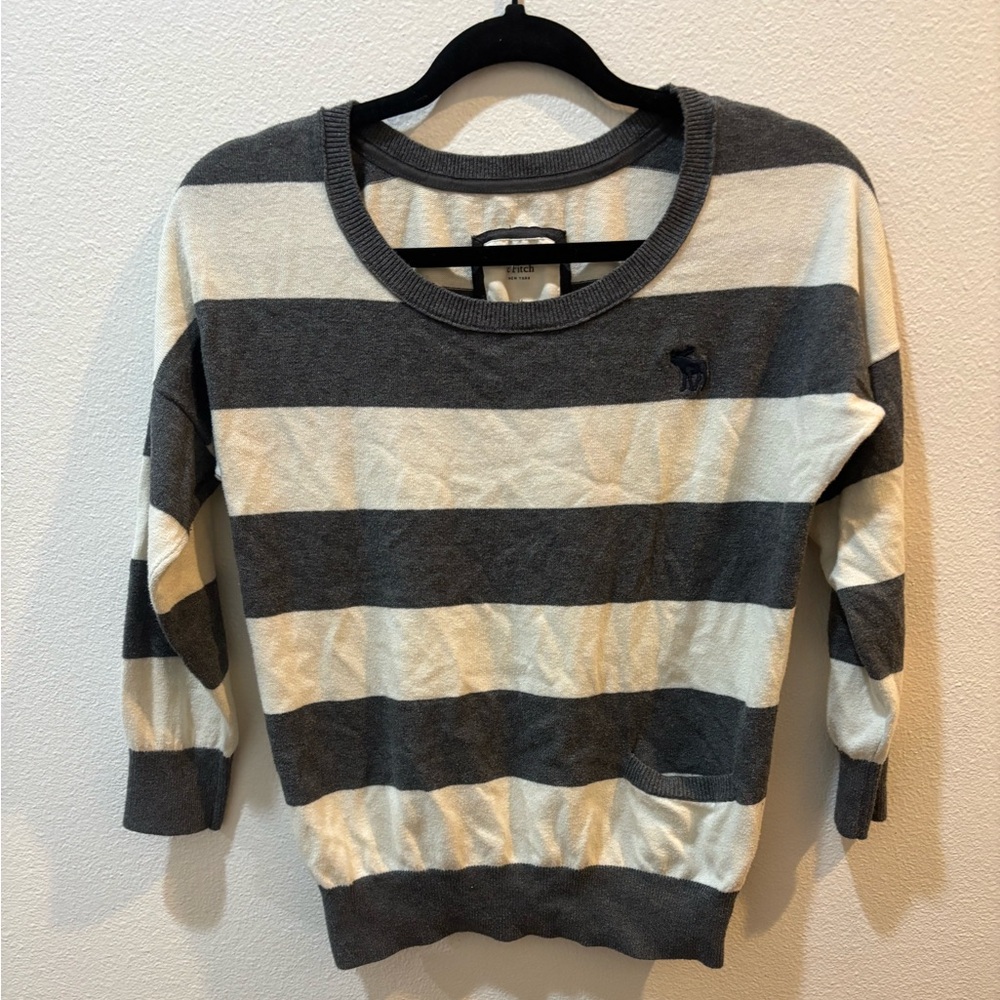 Abercrombie & Fitch Gray & Cream Striped Sweater Women’s Medium
